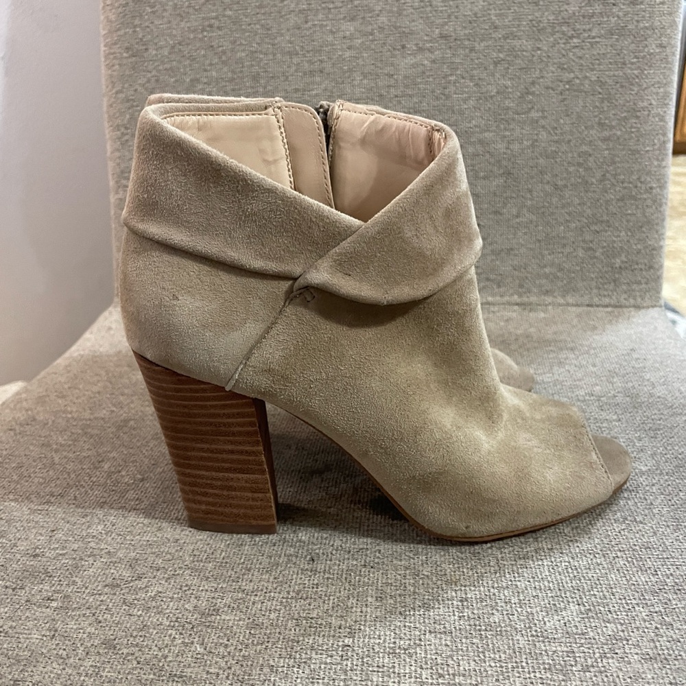NINE WEST peeptoe ankle booties. Size 6M.